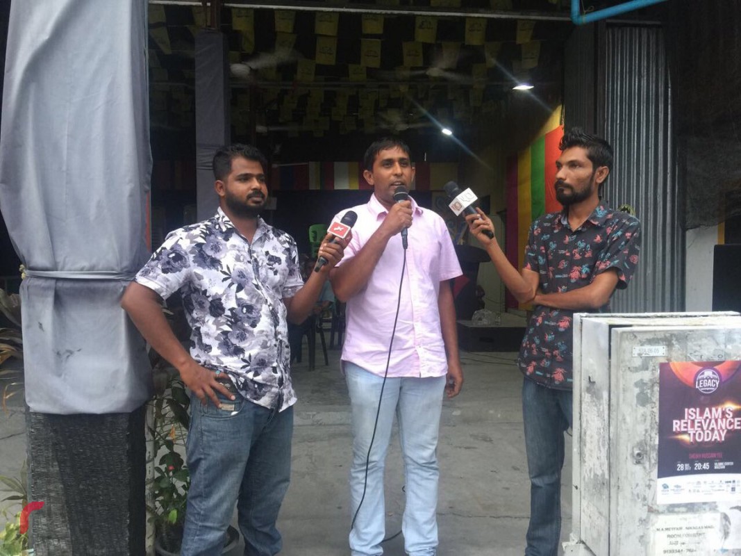 ޑިސެމްބަރު 28، 2017: ގުޅިފައިވާ އިއްތިހާދުން އެމްޑިޕީ ހަރުގެ ސަރަހައްދުގައި ބޭއްވި ހަރަކާތުގައި އައްޑު ސިޓީގެ ރައީސް ވާހަކަފުޅު ދައްކަވަނީ