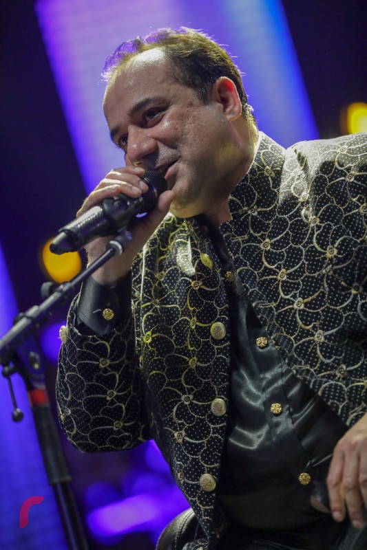 ޑިސެމްބަރު 31، 2017: އަލިމަސް ކާނިވަލް ސަރަހައްދުގައި ކުރިއަށް ދިޔަ 'ވެލްކަމް 2018" މިއުޒިކް ޝޯވގައި ޕާކިސްތާނުގެ މަޝްހޫރު ލަވަކިޔުންތެރިއާ ރަހަތް ފަތެޙް އަލީ ޚާން ލަވައެއް ހުށަހަޅައިދެނީ