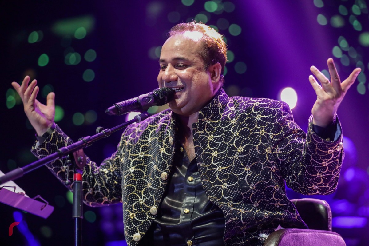 ޑިސެމްބަރު 31، 2017: އަލިމަސް ކާނިވަލް ސަރަހައްދުގައި ކުރިއަށް ދިޔަ 'ވެލްކަމް 2018" މިއުޒިކް ޝޯވގައި ޕާކިސްތާނުގެ މަޝްހޫރު ލަވަކިޔުންތެރިއާ ރަހަތް ފަތެޙް އަލީ ޚާން ލަވައެއް ހުށަހަޅައިދެނީ