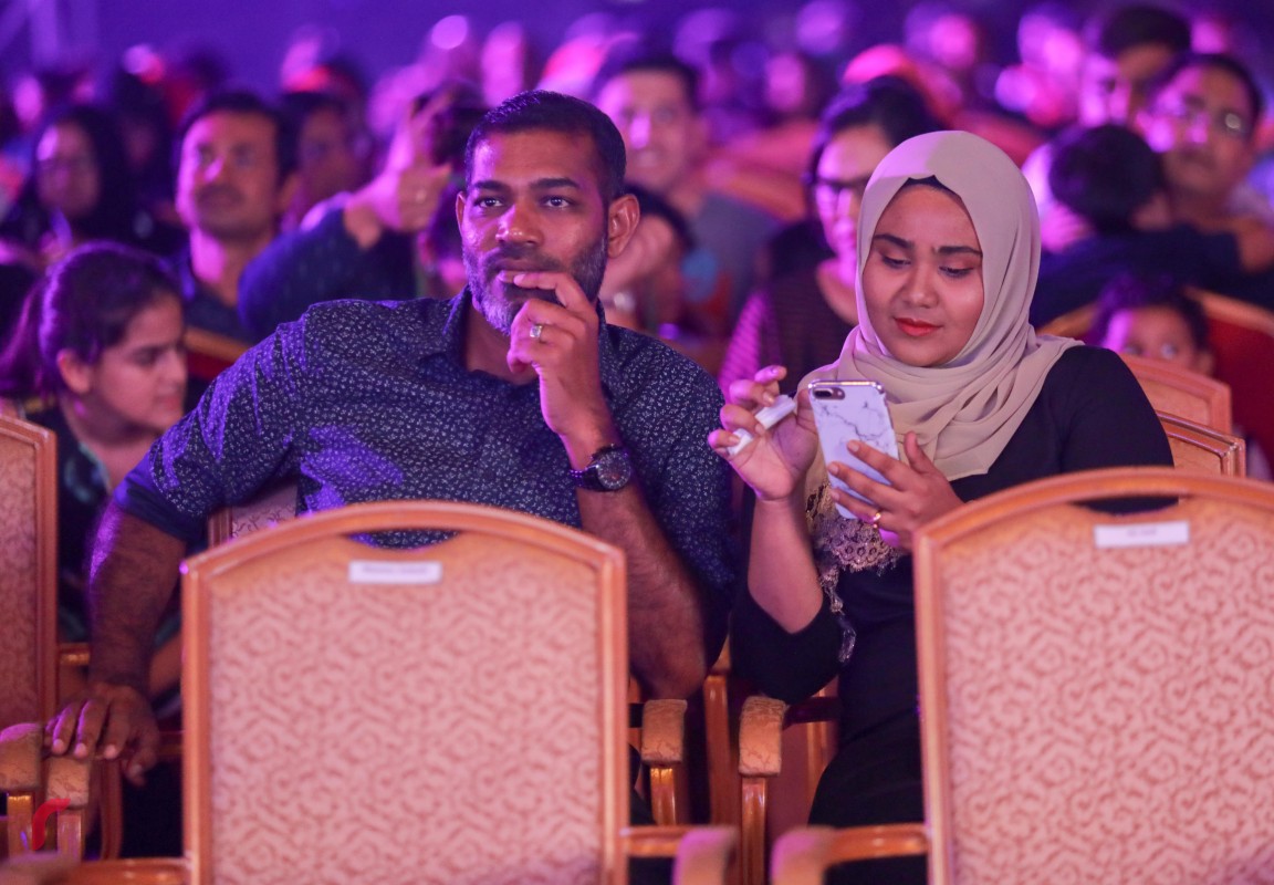 ޑިސެމްބަރު 31، 2017: އަލިމަސް ކާނިވަލް ސަރަހައްދުގައި ކުރިއަށް ދިޔަ 'ވެލްކަމް 2018" މިއުޒިކް ޝޯވގައި ސަރުކާރުގެ ބައެއް ކުުންފުނިތަކުގެ އިސް ވެރިން ބައިވެރިވެވަޑައިގަންނަވަނީ