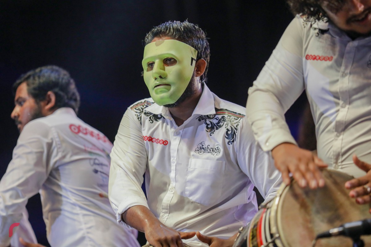 ޑިސެމްބަރު 31، 2017: އަލިމަސް ކާނިވަލް ސަރަހައްދުގައި ކުރިއަށް ދިޔަ 'ވެލްކަމް 2018" މިއުޒިކް ޝޯވގައި ހަބޭސް ބޮޑުބެރު ގްރޫޕުން އައިޓަމެއް ހުށަހަޅައިދެނީ