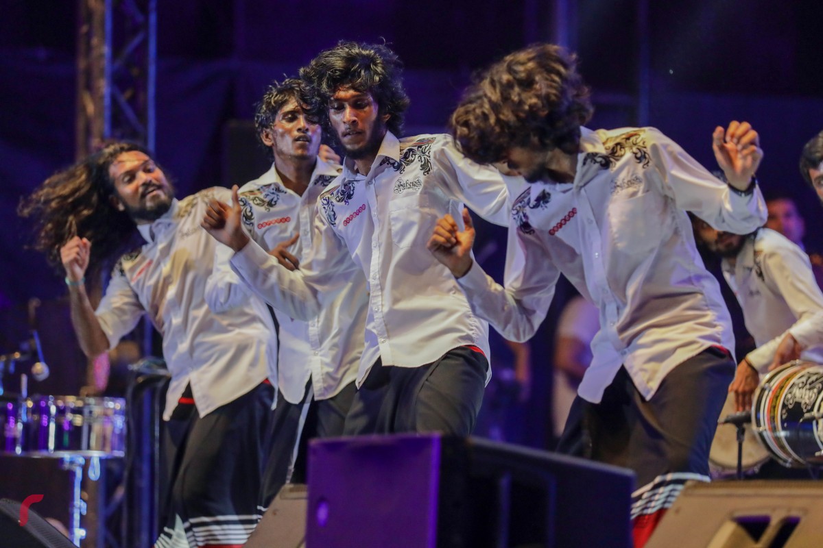 ޑިސެމްބަރު 31، 2017: އަލިމަސް ކާނިވަލް ސަރަހައްދުގައި ކުރިއައްދިޔަ 'ވެލްކަމް 2018" މިއުޒިކް ޝޯވގައި ހަބޭސް ބޮޑުބެރު ގްރޫޕުން އައިޓަމެއް ހުށަހަޅައިދެނީ