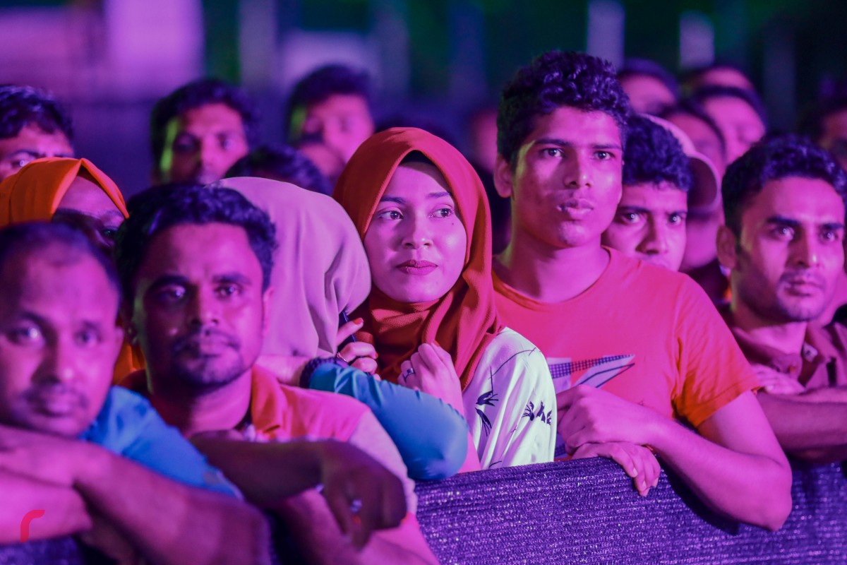 ޑިސެމްބަރު 31، 2017: އަލިމަސް ކާނިވަލް ސަރަހައްދުގައި ކުރިއަށް ދިޔަ 'ވެލްކަމް 2018" މިއުޒިކް ޝޯވގެ ތެރެއިން، މި ޝޯވއަށް ގިނަ ބައެއްގެ ތަރުޙީބު ވަނީ ލިބިފައި