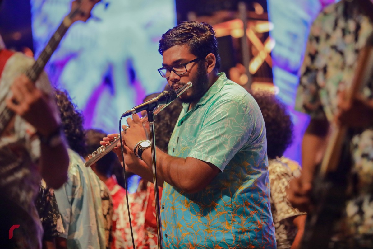 ޑިސެމްބަރު 31، 2017: އަލިމަސް ކާނިވަލް ސަރަހައްދުގައި ކުރިއަށް ދިޔަ 'ވެލްކަމް 2018" މިއުޒިކް ޝޯވގައި 1438 ބޮޑުބެރު ގްރޫޕްއިން އައިޓަމެއް ހުށަހަޅައިދެނީ