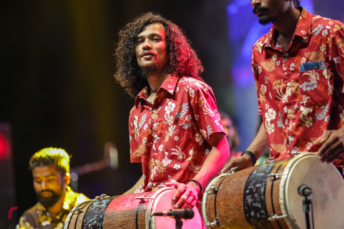 ޑިސެމްބަރު 31، 2017: އަލިމަސް ކާނިވަލް ސަރަހައްދުގައި ކުރިއަށް ދިޔަ 'ވެލްކަމް 2018" މިއުޒިކް ޝޯވގައި 1438 ބޮޑުބެރު ގްރޫޕްއިން އައިޓަމެއް ހުށަހަޅައިދެނީ