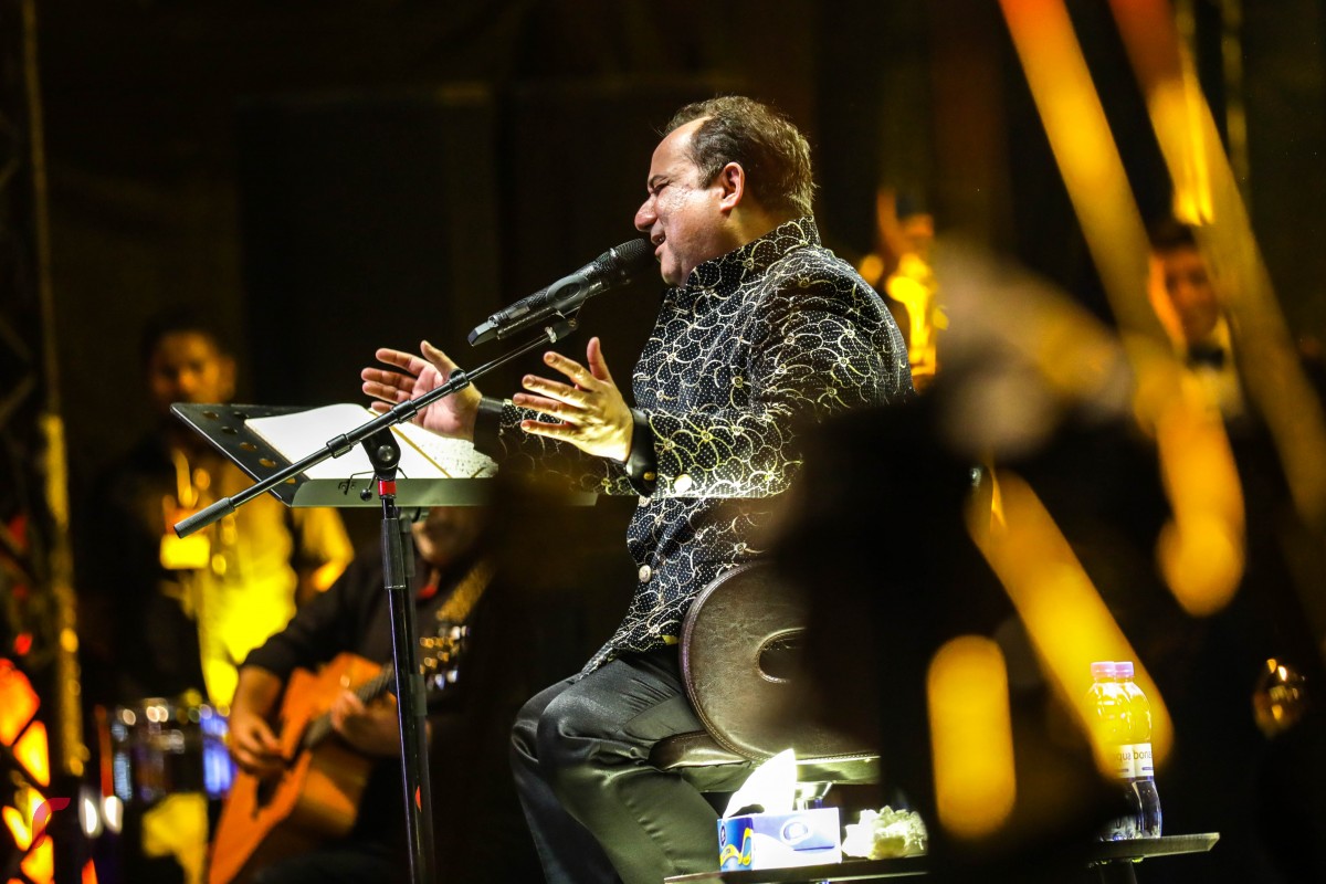 ޑިސެމްބަރު 31، 2017: އަލިމަސް ކާނިވަލް ސަރަހައްދުގައި ކުރިއަށް ދިޔަ 'ވެލްކަމް 2018" މިއުޒިކް ޝޯވގައި ޕާކިސްތާނުގެ މަޝްހޫރު ލަވަކިޔުންތެރިއާ ރަހަތް ފަތެޙް އަލީ ޚާން ލަވައެއް ހުށަހަޅައިދެނީ