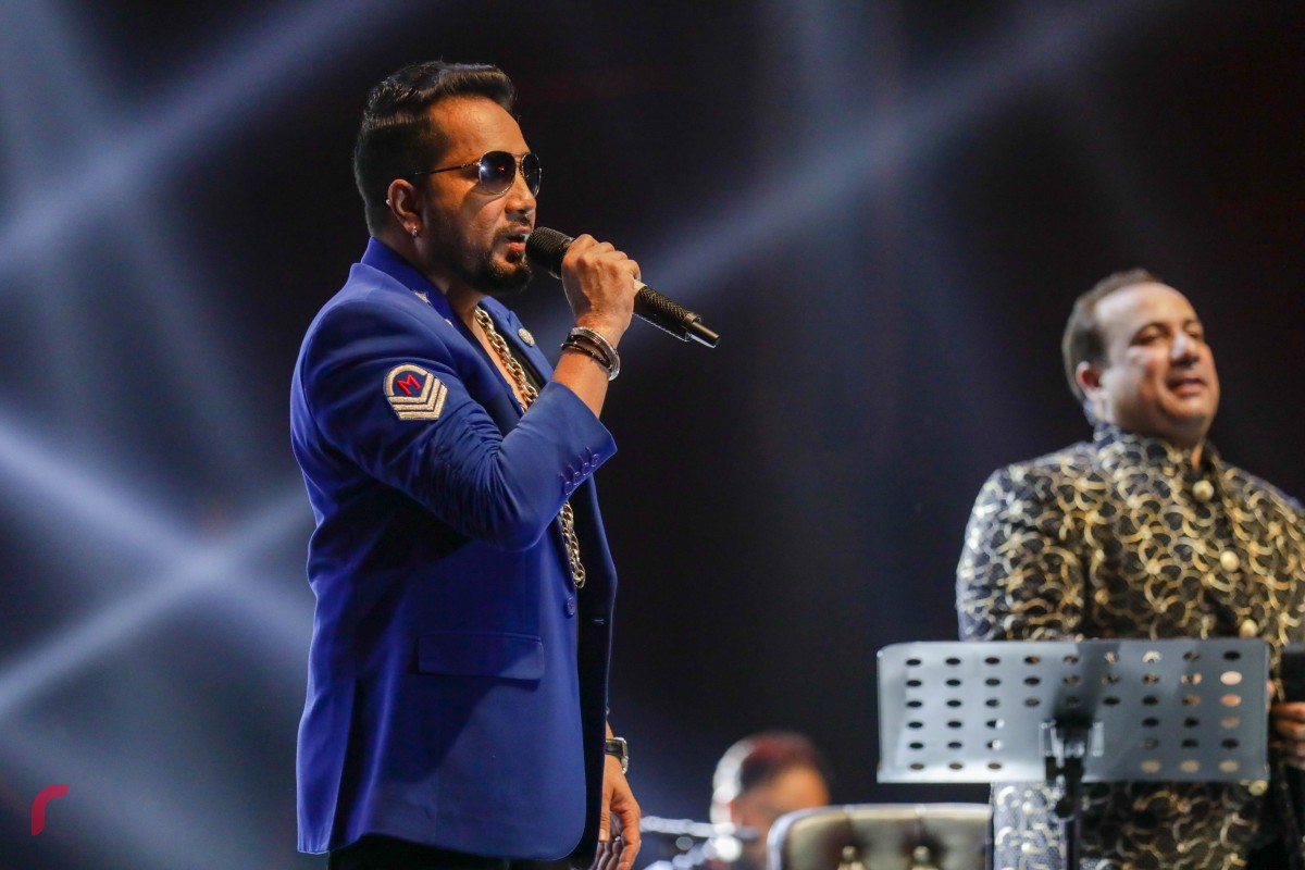 ޑިސެމްބަރު 31، 2017: އަލިމަސް ކާނިވަލް ސަރަހައްދުގައި ކުރިއަށް ދިޔަ 'ވެލްކަމް 2018" މިއުޒިކް ޝޯވގައި މިކާ ސިންގް ލަވައެއް ހުށަހަޅައިދެނީ