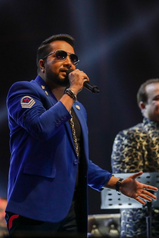 ޑިސެމްބަރު 31، 2017: އަލިމަސް ކާނިވަލް ސަރަހައްދުގައި ކުރިއަށް ދިޔަ 'ވެލްކަމް 2018" މިއުޒިކް ޝޯވގައި މިކާ ސިންގް ލަވައެއް ހުށަހަޅައިދެނީ