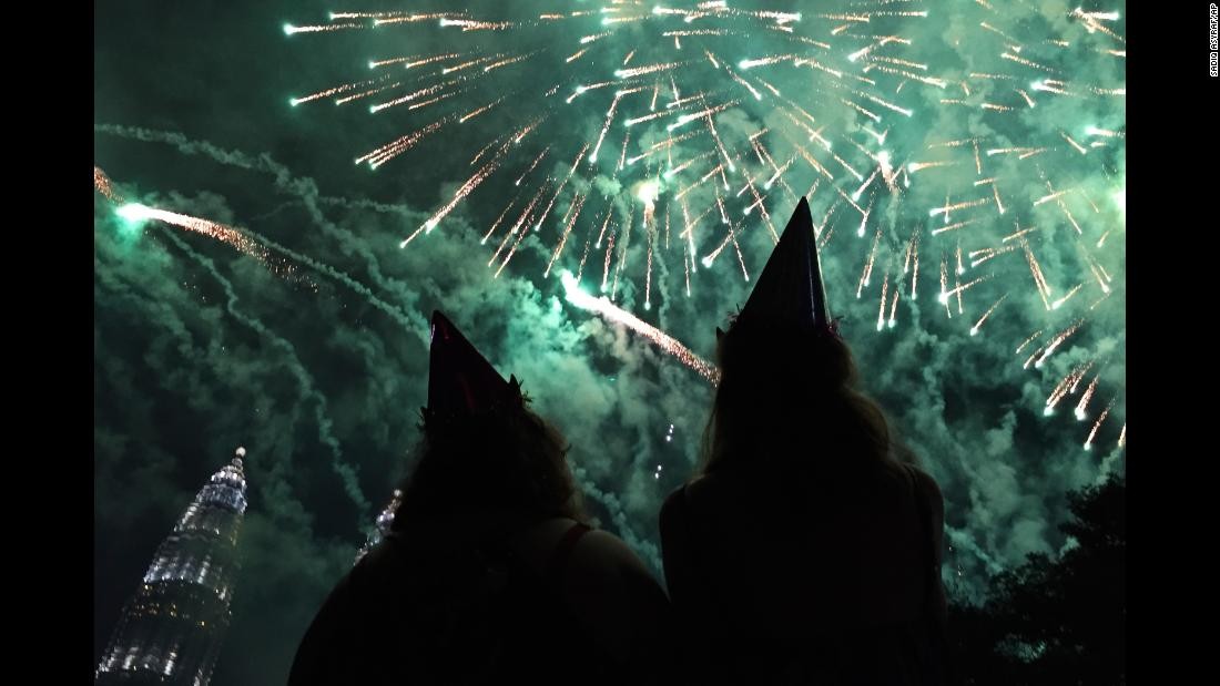 ޖެނުއަރީ 1، 2018: މެލޭޝިއާގެ ކުއަލަލަމްޕޫރްގައި އައު އަހަރު ފާހަގަކުރުމަށް ހަވާ އަރުވަނީ