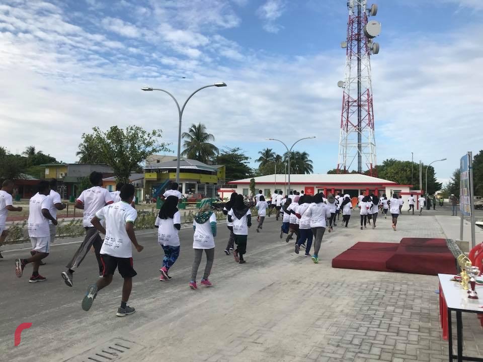 ޖެނުއަރީ 2، 2017: ފުލުހުންނާއި ތިނަދޫ ރައުހަތު އެކަޑެމީ ގުޅިގެން ތިނަދޫގައި ކުރިއަށް ގެންދިޔަ "ބަދަހި ގުޅުން" ދުވުމުގެ ތެރެއިން