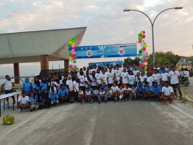 ޖެނުއަރީ 2، 2017: ފުލުހުންނާއި ތިނަދޫ ރައުހަތު އެކަޑެމީ ގުޅިގެން ތިނަދޫގައި ކުރިއަށް ގެންދިޔަ "ބަދަހި ގުޅުން" ދުވުމުގެ ބައިވެރިން ފޮޓޯއަކަށް ހުއްޓިލައިގެން