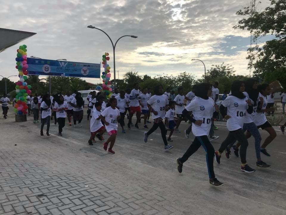 ޖެނުއަރީ 2، 2017: ފުލުހުންނާއި ތިނަދޫ ރައުހަތު އެކަޑެމީ ގުޅިގެން ތިނަދޫގައި ކުރިއަށް ގެންދިޔަ "ބަދަހި ގުޅުން" ދުވުމުގެ ތެރެއިން