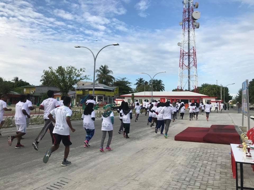 ޖެނުއަރީ 2، 2017: ފުލުހުންނާއި ތިނަދޫ ރައުހަތު އެކަޑެމީ ގުޅިގެން ތިނަދޫގައި ކުރިއަށް ގެންދިޔަ "ބަދަހި ގުޅުން" ދުވުމުގެ ތެރެއިން