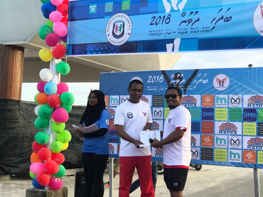 ޖެނުއަރީ 2، 2017: ފުލުހުންނާއި ތިނަދޫ ރައުހަތު އެކަޑެމީ ގުޅިގެން ތިނަދޫގައި ކުރިއަށް ގެންދިޔަ "ބަދަހި ގުޅުން" ދުވުމުން ވަނަވަނައަށް ދިޔަ ފަރާތްތަކަށް އިނާމް ހަވާލުކުރަނީ