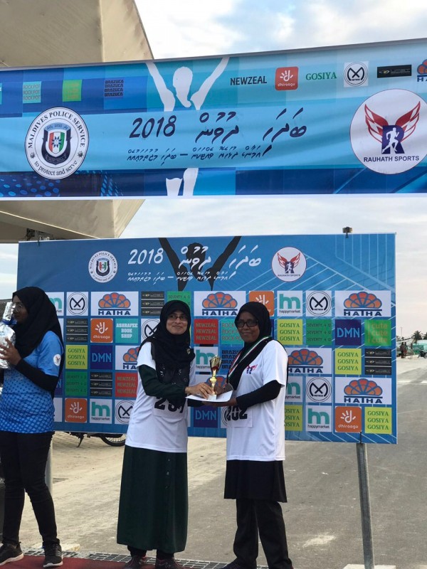 ޖެނުއަރީ 2، 2017: ފުލުހުންނާއި ތިނަދޫ ރައުހަތު އެކަޑެމީ ގުޅިގެން ތިނަދޫގައި ކުރިއަށް ގެންދިޔަ "ބަދަހި ގުޅުން" ދުވުމުން ވަނަވަނައަށް ދިޔަ ފަރާތްތަކަށް އިނާމް ހަވާލުކުރަނީ