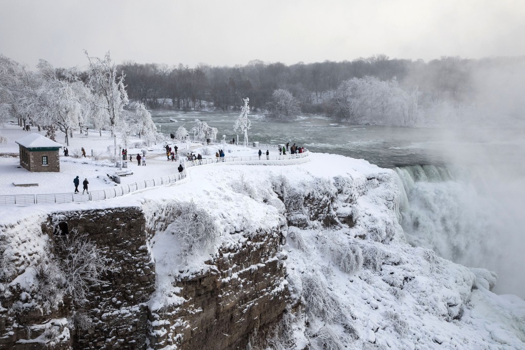 ޖެނުއަރީ 2، 2018: އެމެރިކާގެ އޮންޓާރިއޯގައި ހުންނަ ނައެގްރާ ފޯލްސްގެ ފެންގަނޑު ގަނޑުވެފައި