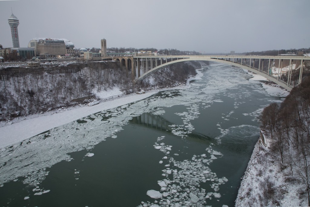 ޖެނުއަރީ 2، 2018 : އެމެރިކާގެ އޮންޓާރިއޯގައި ހުންނަ ނައެގްރާ ފޯލްސް ގެ ފެންގަނޑު ގަނޑުވެފައި، މި އަހަރުގެ އެމެރިކާގެ ފިނިމޫސުމާއިއެކު ގިނަ އަދަދެއްގެ ފަތުރުވެރިންނައެގްރާ ފޯލްސް ގަނޑުވެފައިވާ މަންޒަރު ބެލުމައް ދަނީ ޒިޔާރަތް ކުރަމުން