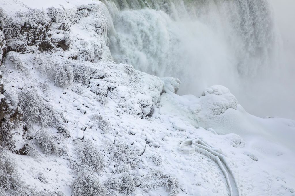 ޖެނުއަރީ 2، 2018 : އެމެރިކާގެ އޮންޓާރިއޯގައި ހުންނަ ނައެގްރާ ފޯލްސް ގެ ފެންގަނޑު ގަނޑުވެފައި، މި އަހަރުގެ އެމެރިކާގެ ފިނިމޫސުމާއިއެކު ގިނަ އަދަދެއްގެ ފަތުރުވެރިންނައެގްރާ ފޯލްސް ގަނޑުވެފައިވާ މަންޒަރު ބެލުމައް ދަނީ ޒިޔާރަތް ކުރަމުން
