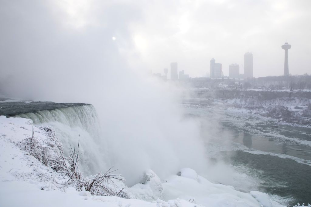 ޖެނުއަރީ 2، 2018 : އެމެރިކާގެ އޮންޓާރިއޯގައި ހުންނަ ނައެގްރާ ފޯލްސްގެ ފެންގަނޑު ގަނޑުވެފައި، މި އަހަރުގެ އެމެރިކާގެ ފިނިމޫސުމާއިއެކު ގިނަ އަދަދެއްގެ ފަތުރުވެރިންނައެގްރާ ފޯލްސް ގަނޑުވެފައިވާ މަންޒަރު ބެލުމައް ދަނީ ޒިޔާރަތް ކުރަމުން