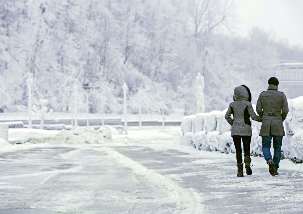 ޖެނުއަރީ 2، 2018 : އެމެރިކާގެ އޮންޓާރިއޯގައި ހުންނަ ނައެގްރާ ފޯލްސްގެ ފެންގަނޑު ގަނޑުވެފައި ވާ މަންޒަރު ބަލާ ސަރަހައްދުގައި ބަޔަކު މަޑުކޮށްލައިގެން