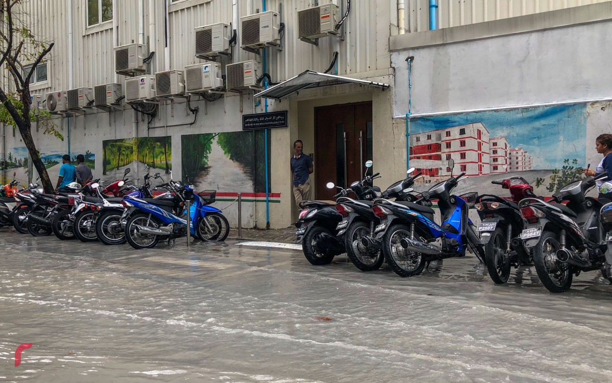 ޖެނުއަރީ 3، 2018: މާލެއަށް ބޯކޮށް ވާރޭ ވެހުމުގެ ސަބަބުން އަމީނީމަގުގައި ފެންބޮޑުވެފައި