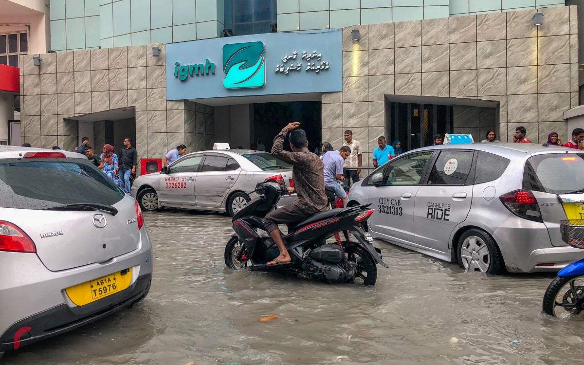 ޖެނުއަރީ 3، 2018: މާލެއަށް ބޯކޮށް ވާރޭ ވެހުމުގެ ސަބަބުން އައިޖީއެމްއެޗް ހޮސްޕިޓަލް ސަރަހައްދުގައި ފެންބޮޑުވެފައި 