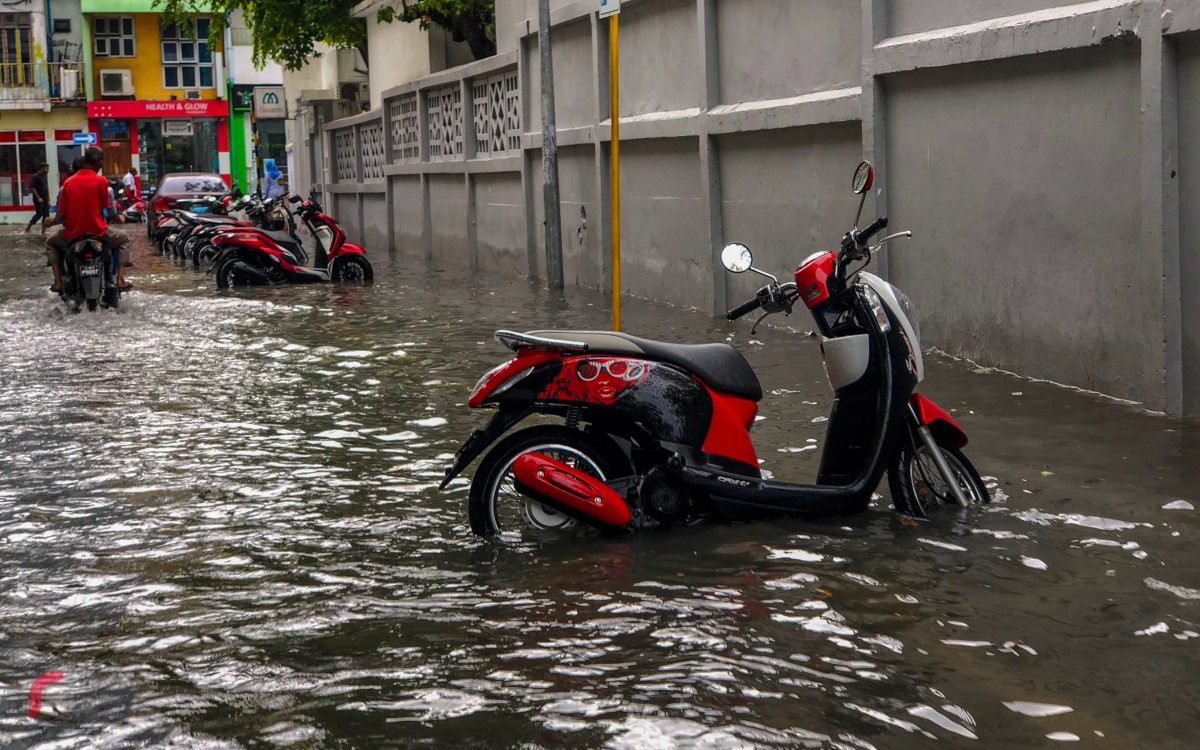 ޖެނުއަރީ 3، 2018: މާލެއަށް ބޯކޮށް ވާރޭ ވެހުމުގެ ސަބަބުން އައިޖީއެމްއެޗް ހޮސްޕިޓަލް ސަރަހައްދުގައި ފެންބޮޑުވެފައި 