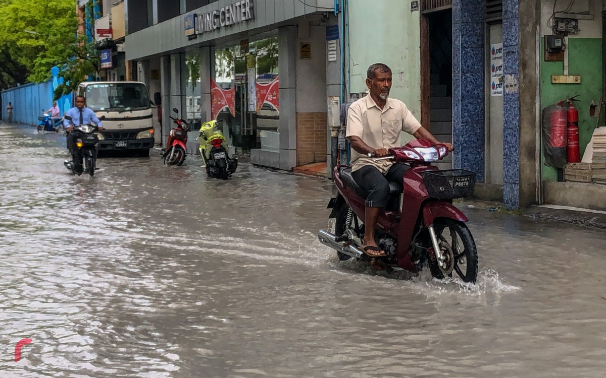 ޖެނުއަރީ 3، 2018: މާލެއަށް ބޯކޮށް ވާރޭ ވެހުމުގެ ސަބަބުން އައިޖީއެމްއެޗް ހޮސްޕިޓަލް ސަރަހައްދުގައި ފެންބޮޑުވެފައި 