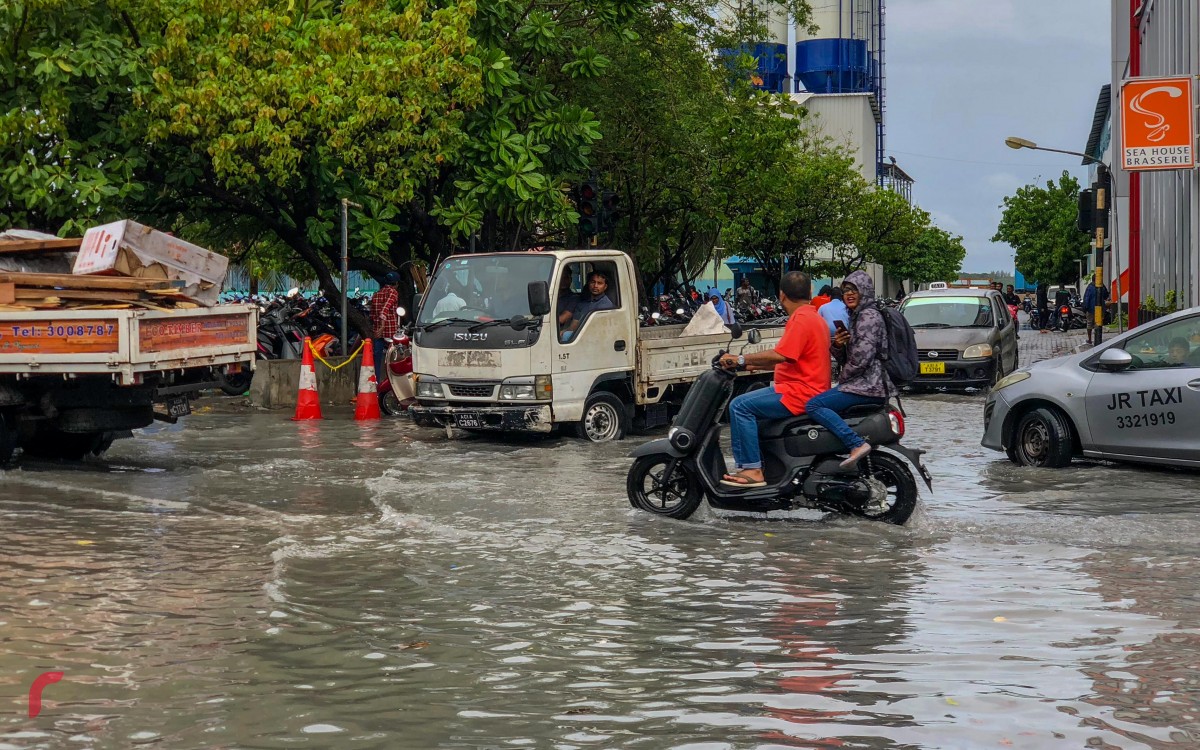 ޖެނުއަރީ 3، 2018: މާލެއަށް ބޯކޮށް ވާރޭ ވެހުމުގެ ސަބަބުން އައިޖީއެމްއެޗް ހޮސްޕިޓަލް ސަރަހައްދުގައި ފެންބޮޑުވެފައި 