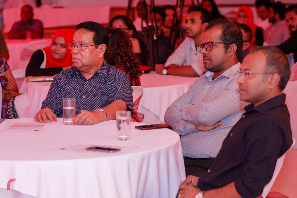 ޖެނުއަރީ 5، 2017: ޣިޔާސުއްދީން ސްކޫލްގައި ބޭއްވި ރާއްޖެ ޓީވީ/ރާއްޖެ އެމްވީ ސްޓާފް އެވޯޑްސް 2017 ގެ ހަފުލާގައި ޝަރަފުވެރި މެހްމާނު، މަތިވެރީ ދާއިރާގެ މެމްބަރު ހުސައިން މުހައްމަދު، ރާއްޖެ ޓީވީގެ ސީއޯއޯ ހުސައިން ފިޔާޒު މޫސާ އަދި އެމްޑީޕީގެ ޗެއާޕާސަން ހަސަން ލަތީފް