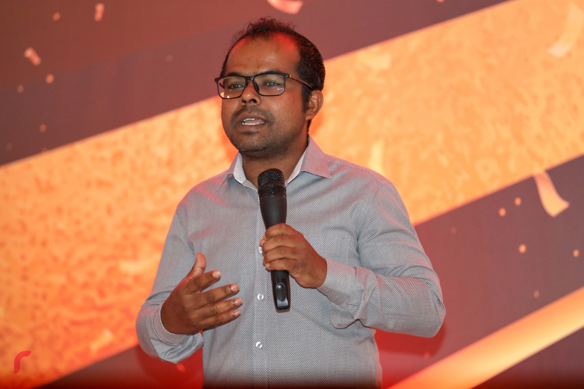 ޖެނުއަރީ 5، 2017: ރާރާއްޖެ ޓީވީ/ރާއްޖެ އެމްވީ ސްޓާފް އެވޯޑްސް 2017 ގެ ހަފުލާގައި ރާއްޖެ ޓީވީގެ ސީއޯއޯ ހުސައިން ފިޔާޒް މޫސާ ވާހަކަ ދައްކަވަނީ