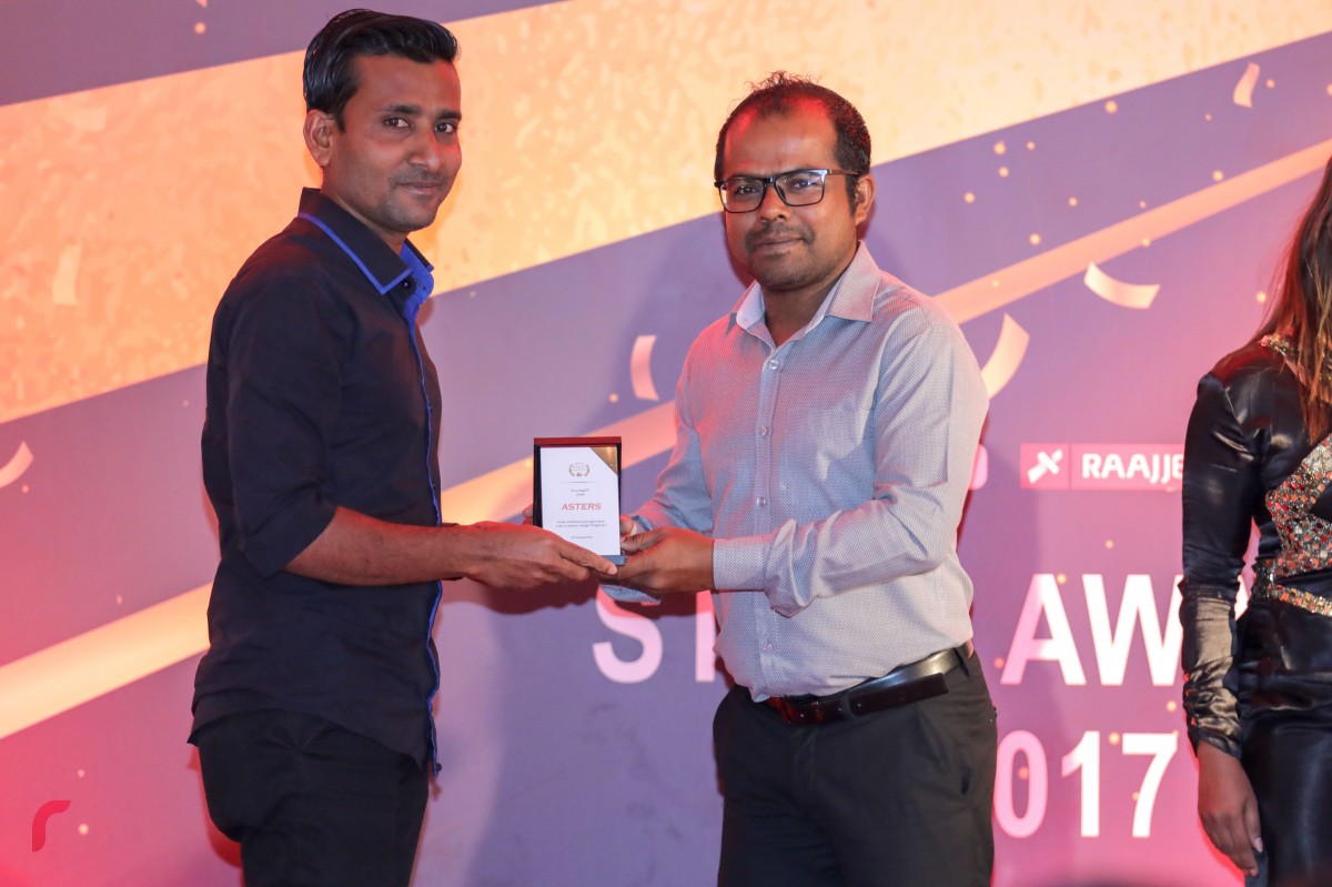 ޖެނުއަރީ 5، 2017: ރާއްޖެ ޓީވީ/ރާއްޖެ އެމްވީ ސްޓާފް އެވޯޑްސް 2017 ގެ ހަފުލާގައި، ރާއްޖެ ޓީވީ ނައިޓްގެ ސްޕޮންސަރުންނާ ހަނދާނީ ފިލާ، ހުސައިން ފިޔާޒު މޫސާ ހަވާލުކޮށް ދެއްވަނީ