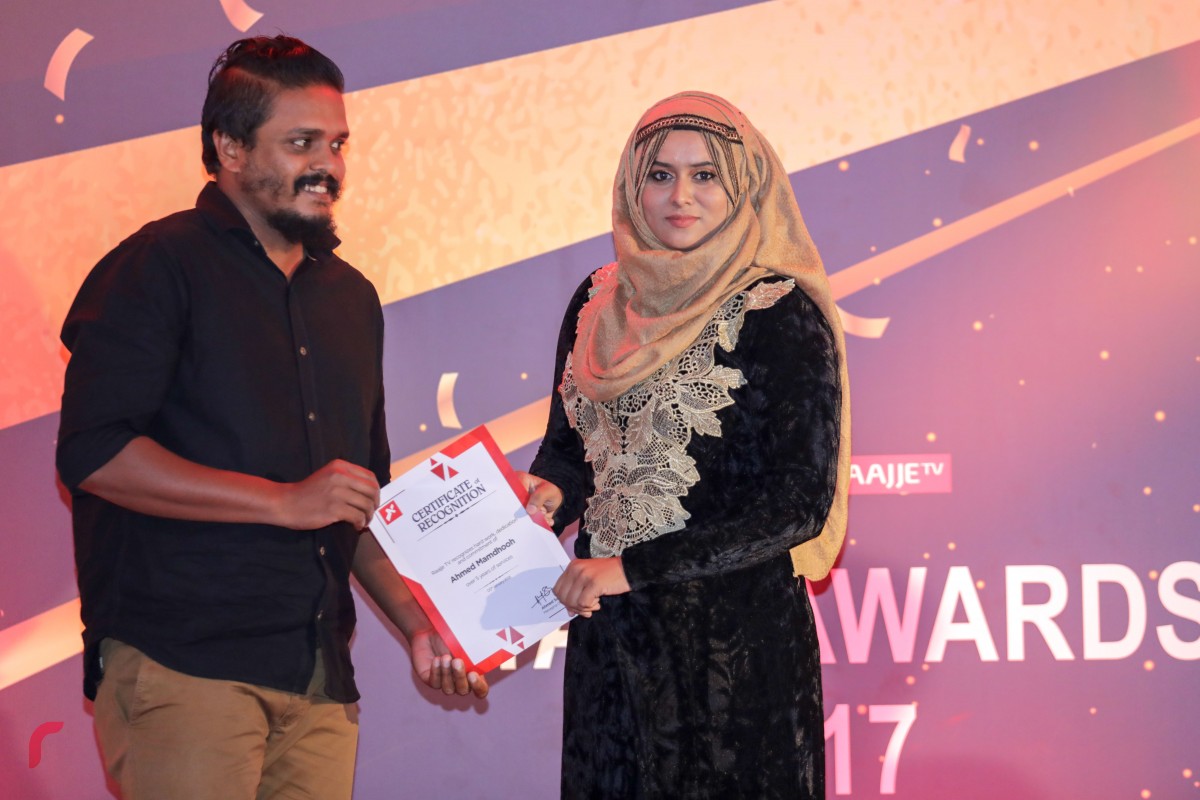 ޖެނުއަރީ 5، 2017: ރާއްޖެ ޓީވީގައި ވަޒީފާ އަދާކުރާތާ ފަސް އަހަރު ވުމުން އެކަމުގެ އަގުވަޒަންކުރުމުގެ ގޮތުން ކެމެރާމަން އަހްމަދު މަމްދޫޙްއަށް ހަނދާނީ ލިޔުން ދެއްވަނީ