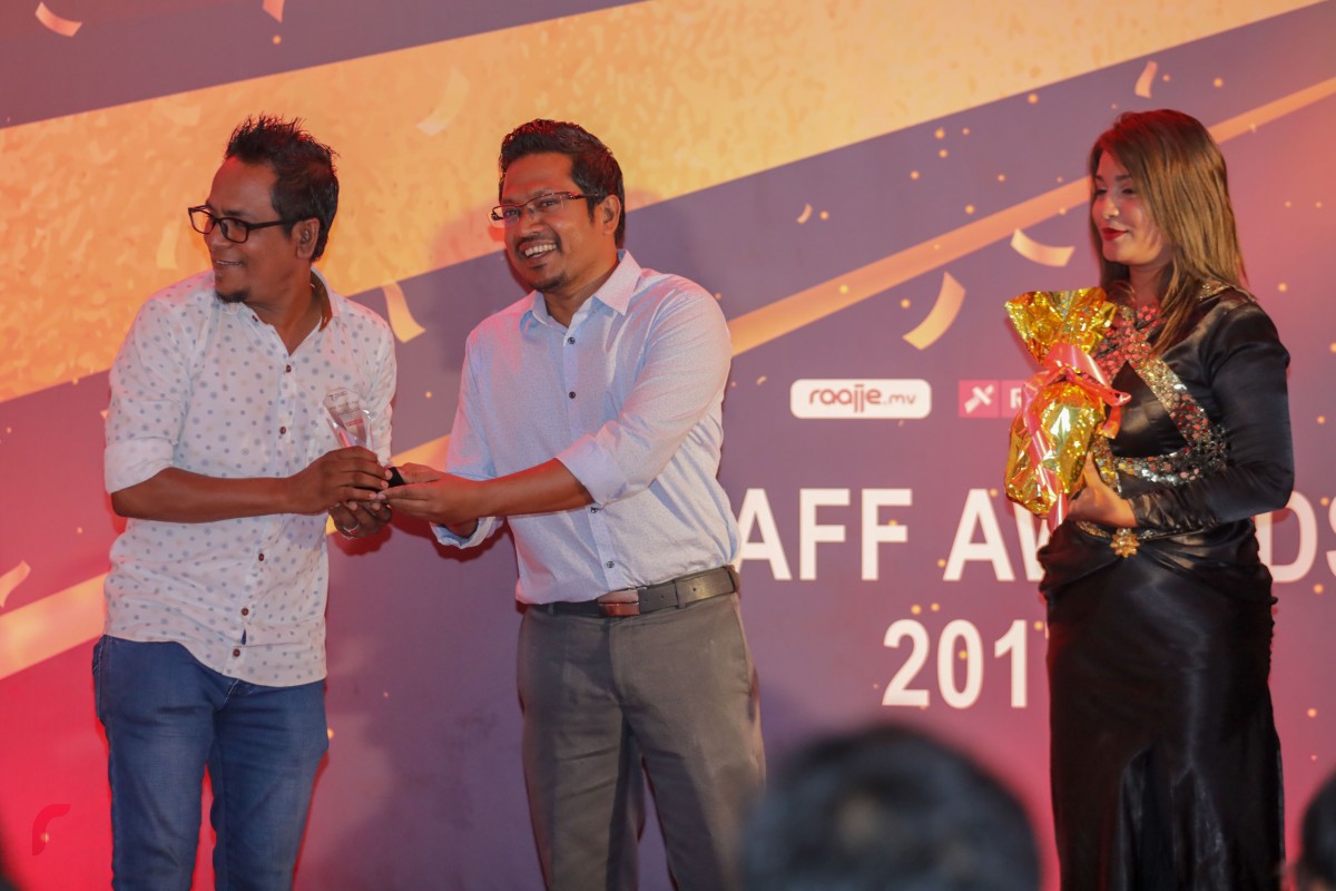 ޖެނުއަރީ 5، 2017: ހާޒިރީން ސައްތައިން ސައްތަ ހޯދައިގެން އަހްމަދު މުހްސިންއަށް ލިބުނު އެވޯޑް އޭނާއާ ހަވާލުކޮށް ދެއްވަނީ. މި އެވޯޑްގެ އިތުރުން، އެންމެ މޮޅު ޕްރެޒެންޓަރުގެ އެވޯޑާއި އެންމެ މަގުބޫލް ލިޔުމުގެ އެވޯޑް ވެސް މުހްސިން ވަނީ ހާސިލުކޮށްފައި