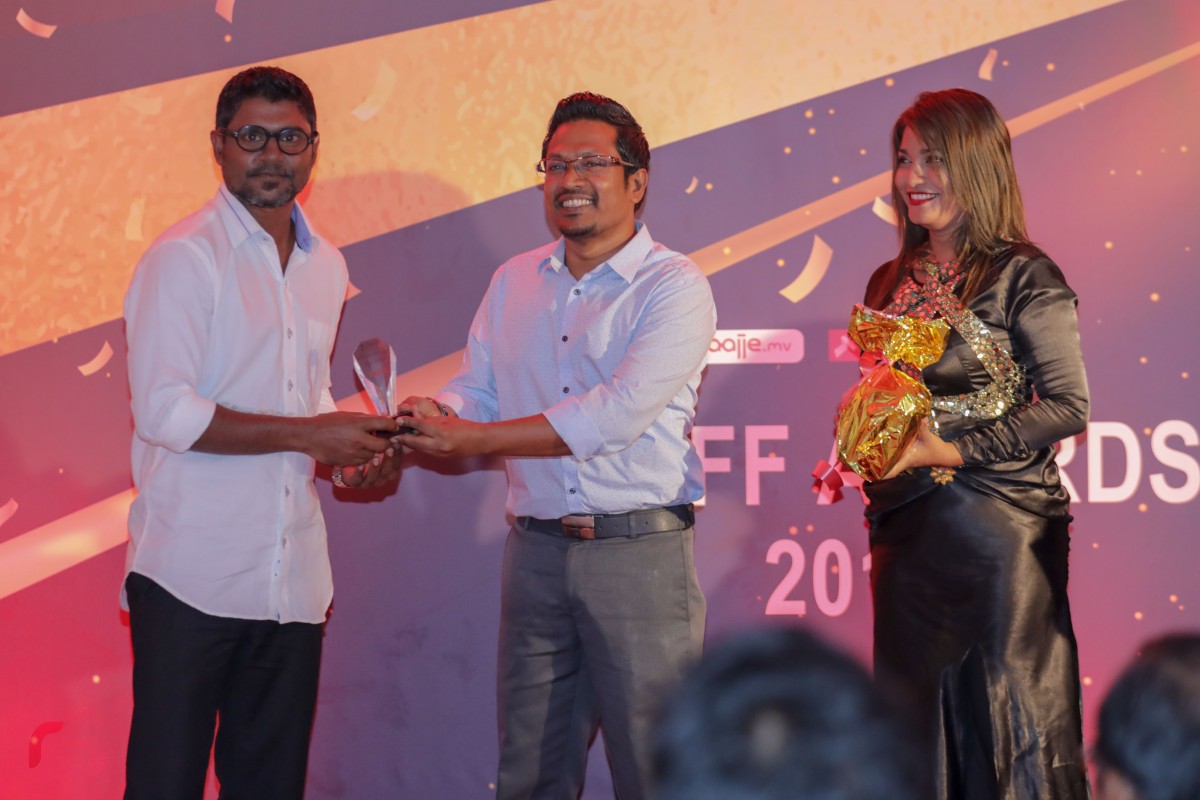 ޖެނުއަރީ 5، 2017: ހާޒިރީން ސައްތައިން ސައްތަ ހޯދައިގެން އަހްމަދު މުހްސިންއަށް ލިބުނު އެވޯޑް އޭނާއާ ހަވާލުކޮށް ދެއްވަނީ. މިދިޔަ އަހަރުގެ ސްފް އޮފް ދި އެޔަރ ގެ މަގާމަށް ފަޒީންގެ ނަން ޝޯޓްލިސްޓްވި