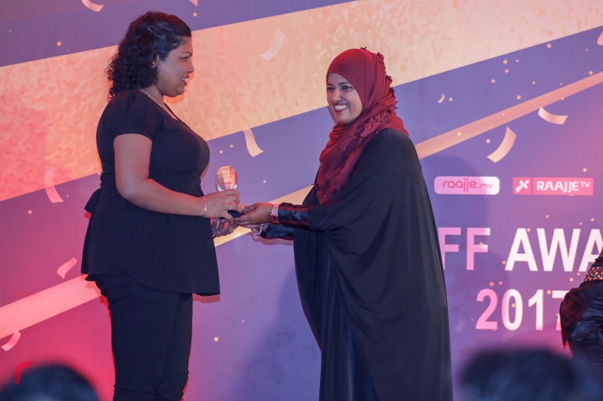 ޖެނުއަރީ 5، 2017: އެންމެ މޮޅު އޮންއެއާ ސްޓާފު ވިދިވިދިގެން ދެ ވަނަ އަހަރު ކާމިޔާބުކުރި އައިމިނަތު މުހައްމަދާ އެވޯޑް ހަވާލުކޮށް ދެއްވަނީ