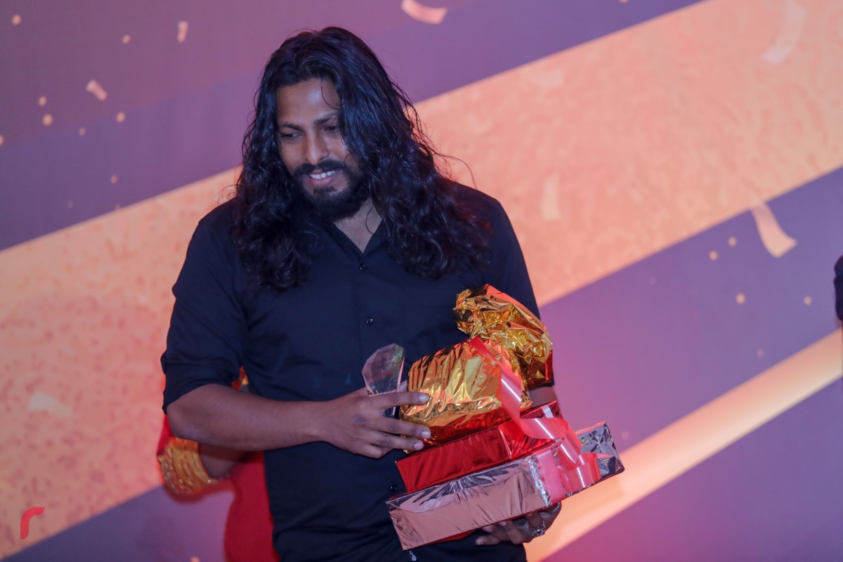 ޖެނުއަރީ 5، 2017: އެންމެ މޮޅު ވީޑިއޯ އެޑިޓަރަކަށް ހޮވުނު އަހްމަދު ސިރާޖު، އެވޯޑާއި އިނާމުތަކާއެކު