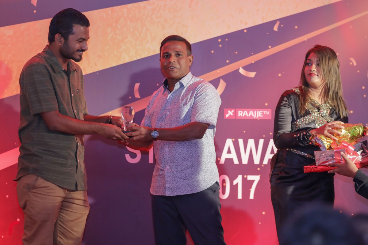 ޖެނުއަރީ 5، 2017: ރާއްޖެ ޓީވީގެ އެންމެ އުފެއްދުންތެރި މުވައްޒަފަކަށް ހޮވުން ސީނިއަރ ވީޑިއޯ ޖަރނަލިސްޓް މުޙައްމަދު ވިސާމް އާއި އެވޯޑް ހަވާލުކުރަނީ