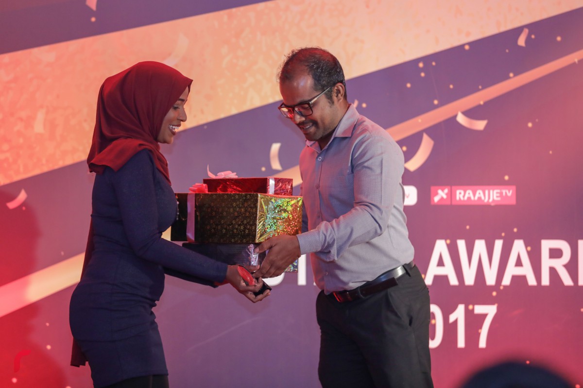 ޖެނުއަރީ 5، 2017: އެންމެ އުއްމީދީ މުވައްޒަފަކަށް ހޮވުން ފާތިމަތު ޝަނާއަށް އެވޯޑާ އިނާމް ދެއްވަނީ