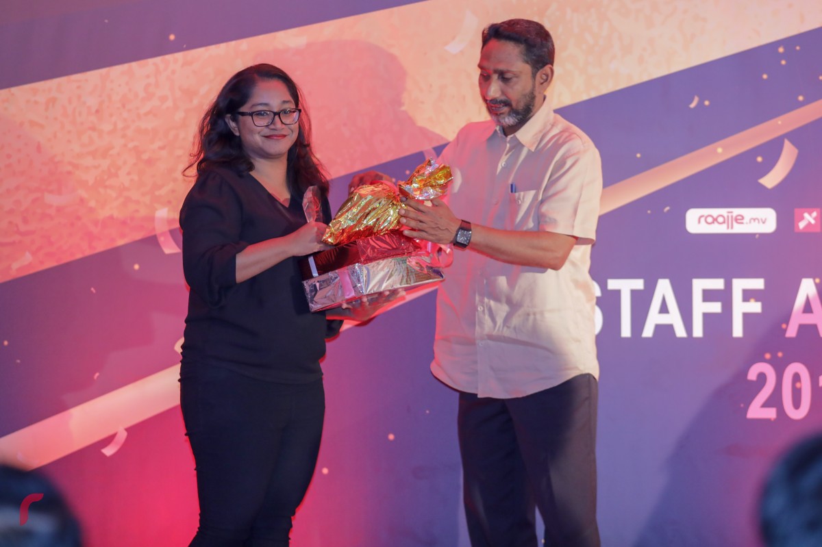 ޖެނުއަރީ 5، 2017: ރާއްޖެ އެމްވީއައް އެންމެ ގިނަ އާޓިކަލް ލިޔުން ނޫސްވެރިޔާ ރުޝްދާ ރަޝީދުއާ އެވޯޑާއި އިނާމު ހަވާލުކޮށް ދެއްވަނީ