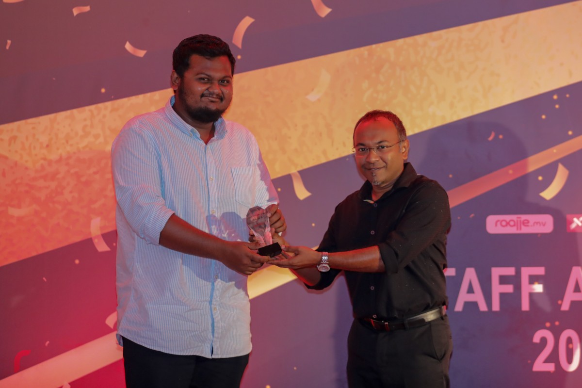 ޖެނުއަރީ 5، 2017: އެންމެ މަގުބޫލް ލިޔުންތެރިޔަކަށް ހޮވުން އަޒްމޫން އަހުމަދު ދީދީ އާއި އެވޯޑް ހަވާލުކޮށް ދެއްވަނީ