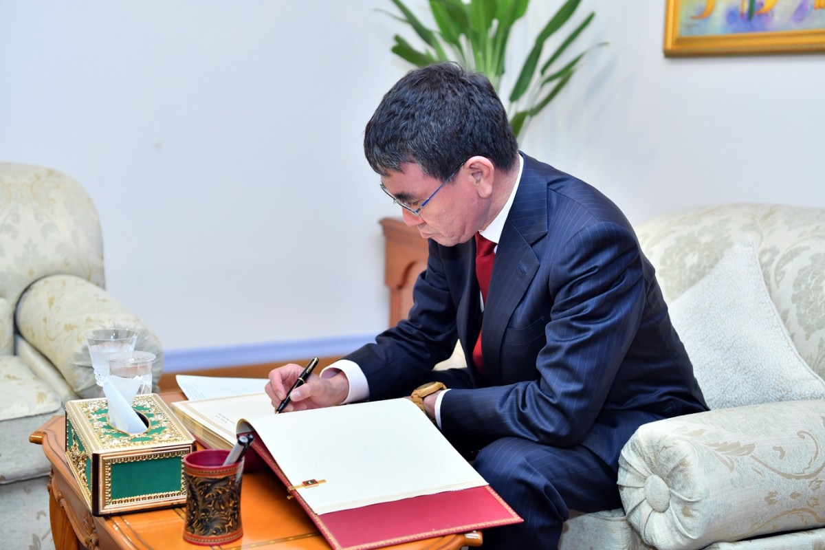 ޖެނުއަރީ 6، 2018 : ޖަޕާނުގެ މިނިސްޓަރ އޮފް ފޮރިން އެފެއާޒް، ރައީސުލްޖުމްހޫރިއްޔާގެ އަރިހަށް ކުރެއްވި އިހްތިރާމުގެ ޒިޔާރަތުގެ ތެރެއިން