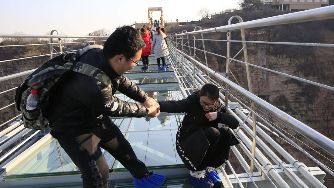 ޖެނުއަރީ 8، 2018: ޗައިނާގައި ޑިސެމްބަރު މަހު ހުޅުވި ބިއްލޫރު އާ ބްރިޖްގެ ދިގުމިނުގައި 1600 ފޫޓް ހުންނައިރު މި ބްރިޖަކީ ދެކޮޅަށް ހޫރި ހޫރި ހުންނަ ބްރިޖްއެއް. އެހެންވެ، ޒިޔާރަތްކުރާ މީހުން ބިރުން ހަލާކުވާވަރުވޭ