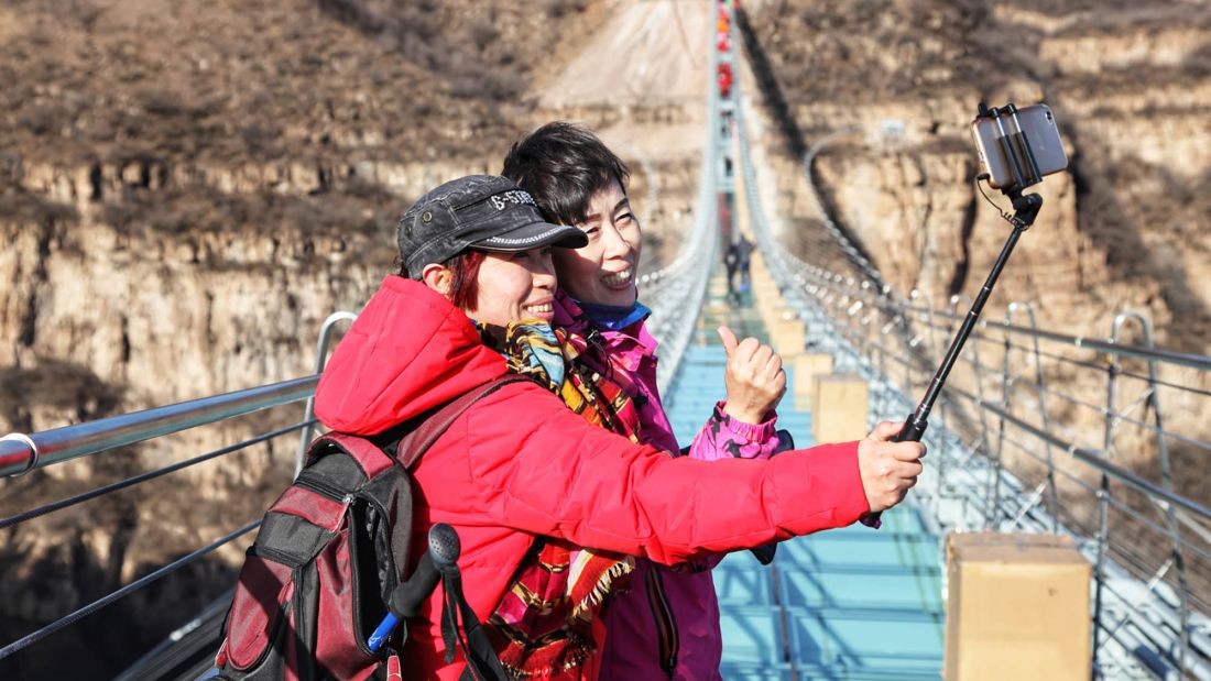 ޖެނުއަރީ 8، 2018: ޗައިނާގައި ބިއްލޫރިން ހަދާފައިވާ އާ ބްރިޖް: މި ބްރިޖް ހުންނަނީ 700 ފޫޓް އުހުގައި