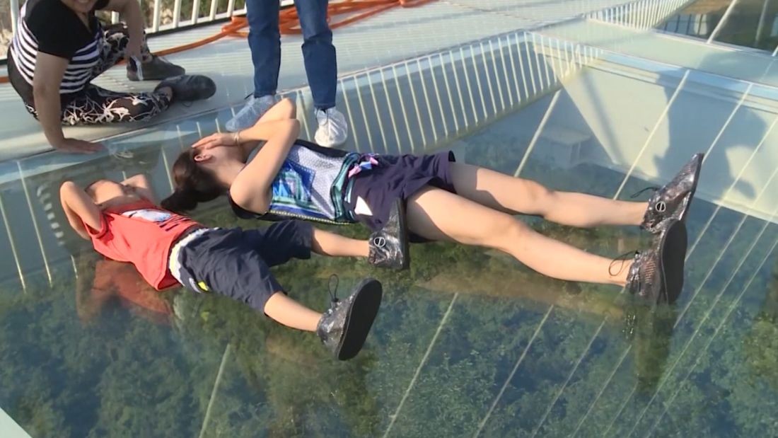 ޖެނުއަރީ 8، 2018: ޗައިނާގައި ބިއްލޫރިން ހަދާފައިވާ އާ ބްރިޖް މަތީގައި ބަޔަކު އޮށޯވެލައިގެން