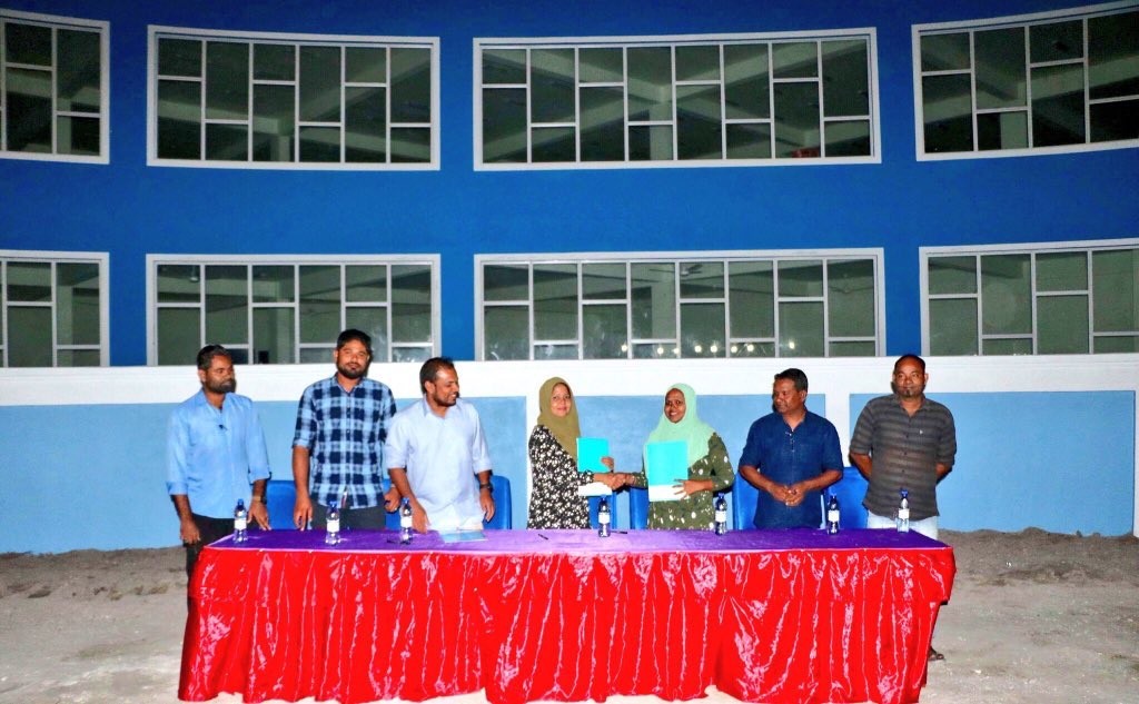 9 ޖެނުއަރީ 2018: ށ މިލަންދޫ ސްކޫލްގެ އައު އިމާރާތް އެޑިއުކޭޝަން މިނިސްޓްރީއާއި ހަވާލުކުރުމަށް ބޭއްވި ރަސްމިއްޔާތުގެ ތެރެއިން