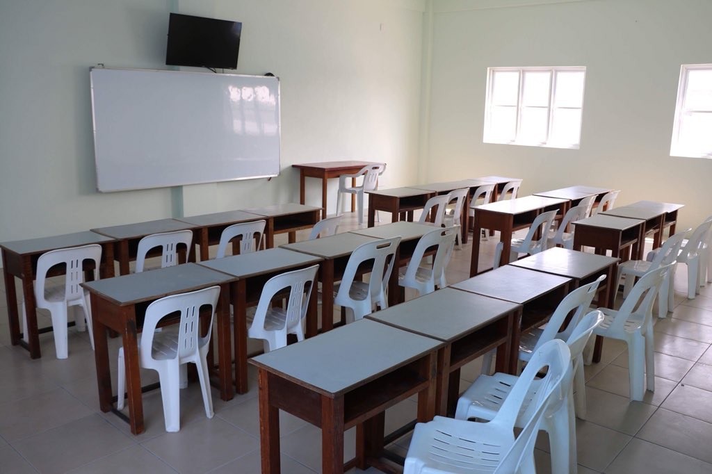 9 ޖެނުއަރީ 2018: ށ މިލަންދޫ ސްކޫލްގެ ކްލާސްރޫމްއެއް، މިއީ އަތޮޅު ތެރޭގައި އިމާރާތްކޮށްފައިވާ އެންމެ ޖާގަ ބޮޑު ސްކޫލްއަށް ވާއިރު ރާއްޖޭގައި ހުރި އެންމެ ބޮޑު ލައިބްރަރީ ވެސް ހުންނަނީ ށ މިލަންދޫގެ އައު ސްކޫލްގައެވެ.