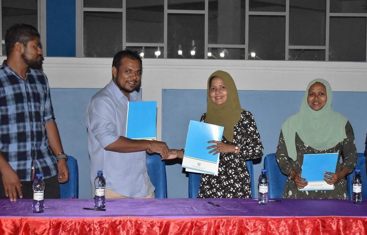 9 ޖެނުއަރީ 2018: ށ މިލަންދޫ ސްކޫލްގެ އައު އިމާރާތް އެޑިއުކޭޝަން މިނިސްޓްރީއާއި ހަވާލުކުރުމަށް ބޭއްވި ރަސްމިއްޔާތުގެ ތެރެއިން