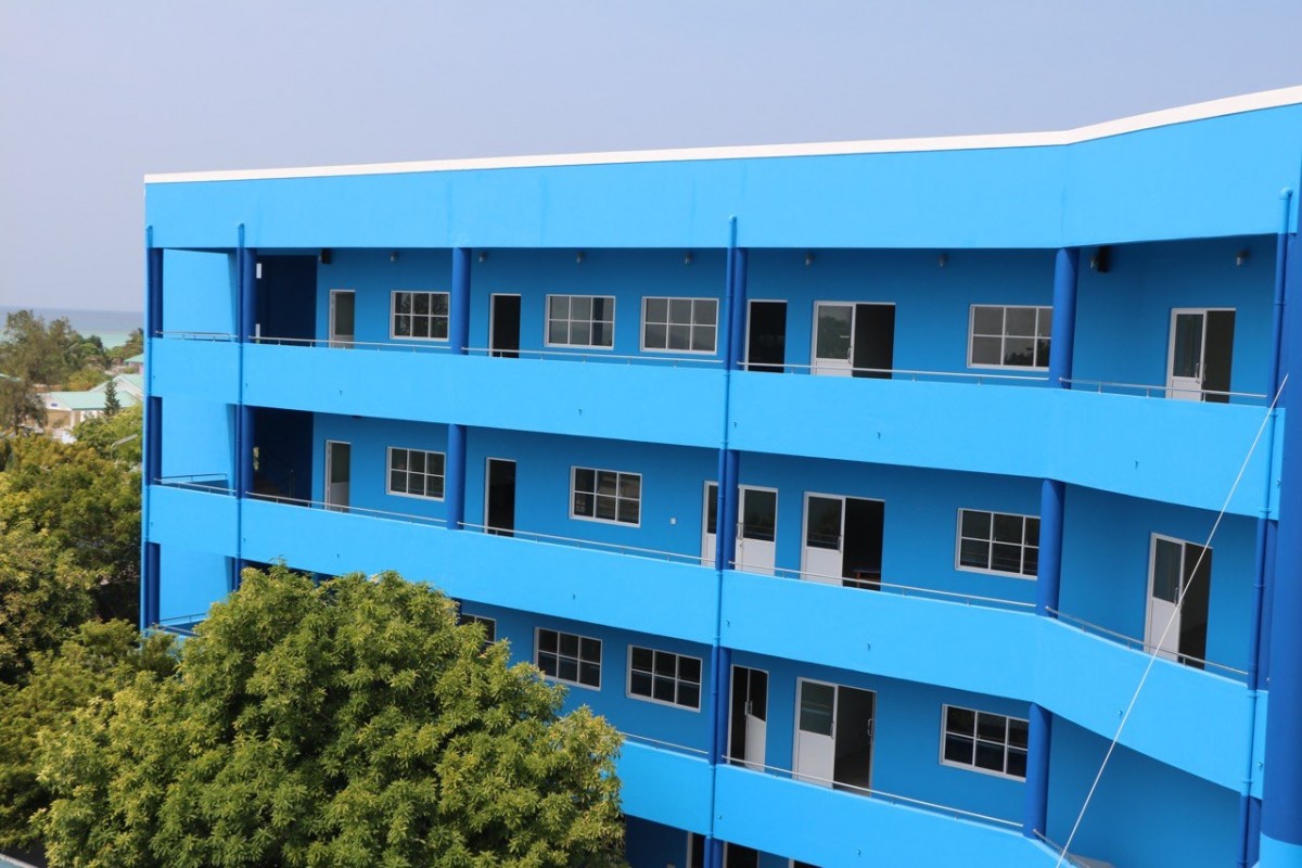 9 ޖެނުއަރީ 2018: ށ މިލަންދޫ ސްކޫލްގެ އައު އިމާރާތުގެ މަސައްކަތް 2015 ވަނަ އަހަރު ފަށާފައި ވާއިރު ސްކޫލް ހެދުމަށް 57 މިލިއަން ރުފިޔާ ވަނީ ހަރަދު ކޮށްފައި.