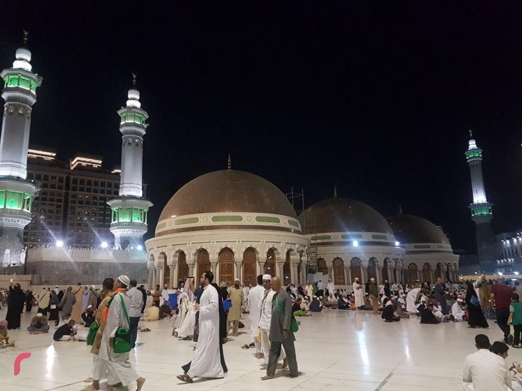 ޖެނުއަރީ 10، 2018: މަސްޖިދުލް ހަރާމްގެ ހަރަމްފުޅު ތެރޭގައި ބަޔަކު އަޅުކަން ކުރަނީ ، މަސްޖިދުލް ހަރާމްގައި އެއްފަހަރާ 4 މިލިއަން މިހުންނަށް އަޅުކަން ކުރެވޭ